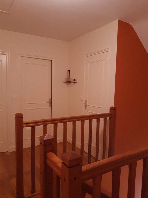 Cage d'escalier — vue d'ensemble blanc et terracotta
