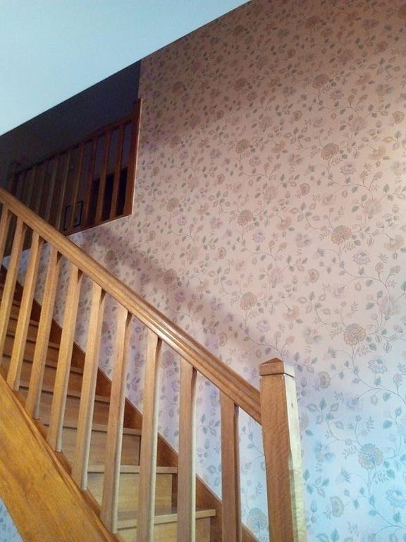 Cage d'escalier avant — papier peint fleuri années 80