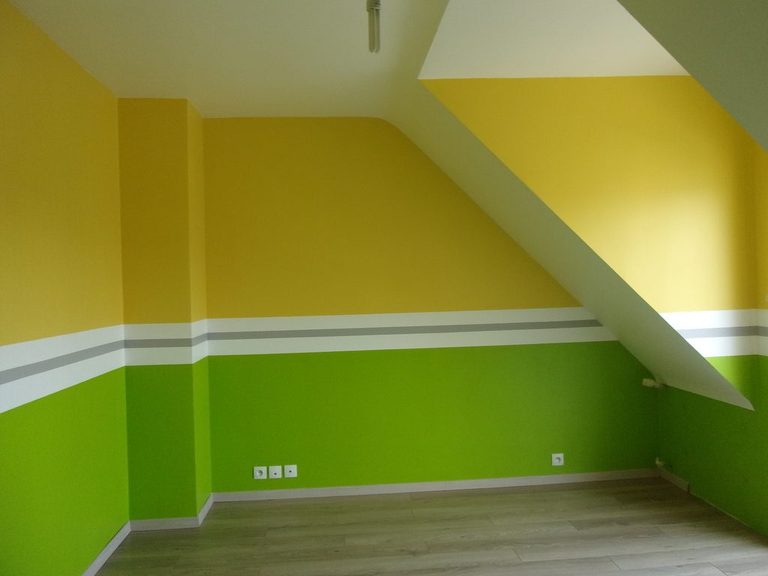 Chambre d'enfant à Sainte-Luce-sur-Loire — mur jaune et vert séparés par un double filet gris