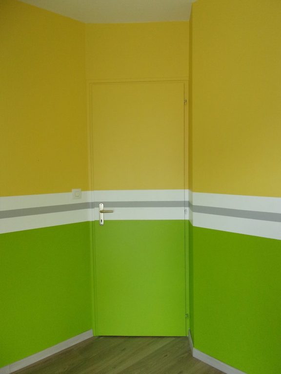 Angle de la chambre — jaune en partie haute, vert pomme en soubassement
