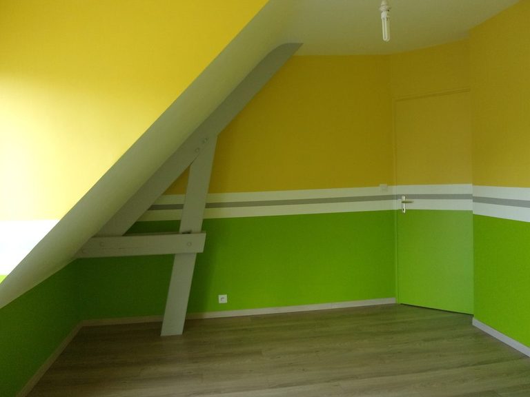 Poutre blanche traversant le mur bicolore jaune et vert