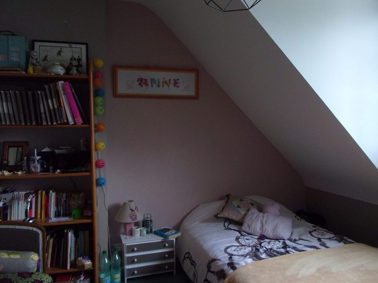 Chambre d'adolescente à Sainte-Luce-sur-Loire — papier peint rose poudré sous rampant