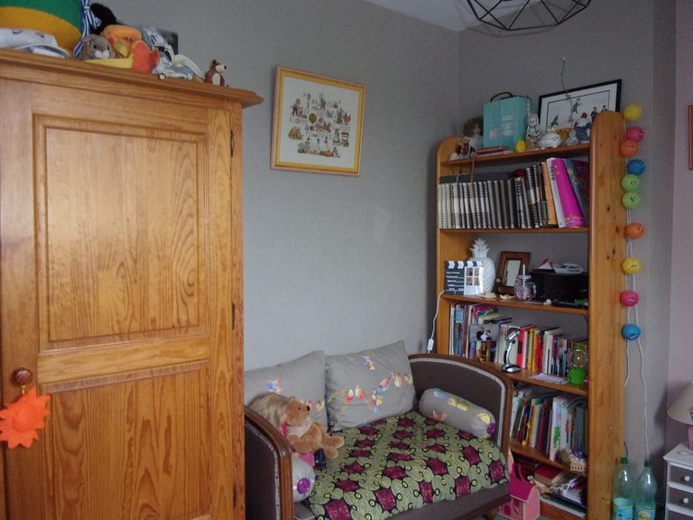 Commode et bureau en pin devant le mur rose poudré