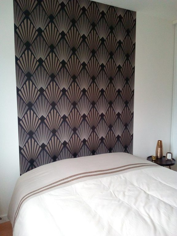 Tête de lit habillée d'un papier peint Art déco à Carquefou, sur mur blanc lissé