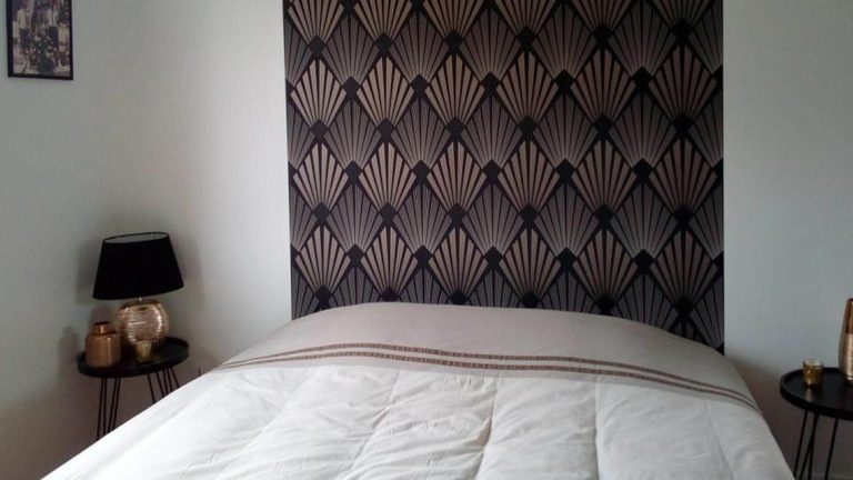 Avant et après : du mur blanc nu à la tête de lit Art déco