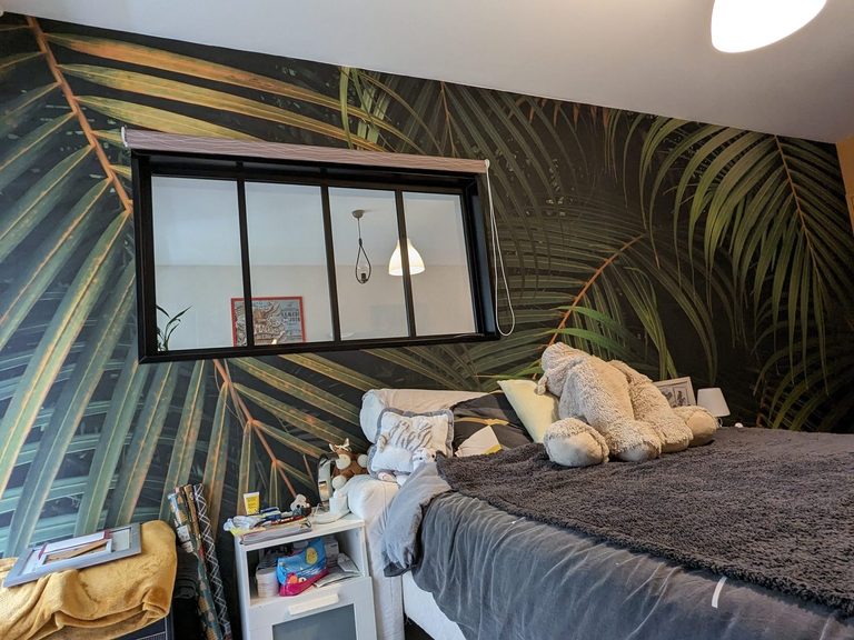 Chambre parentale à Sainte-Luce-sur-Loire — papier peint panoramique tropical et mur mangue