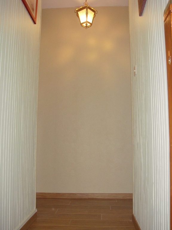 Couloir repeint à Nantes — ancien papier peint en relief recouvert du coloris Touareg