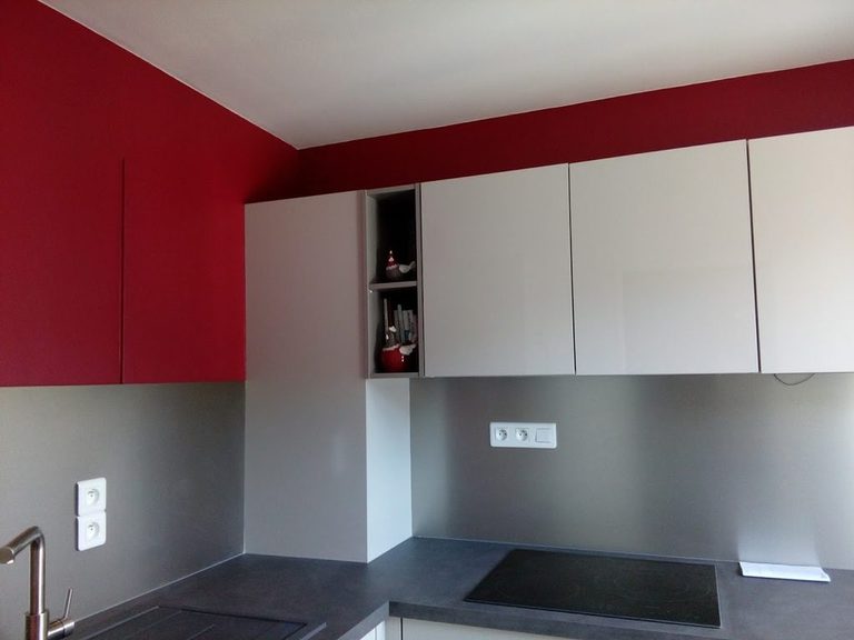 Cuisine peinte en rouge vendanges à Nantes — partie haute rouge, soubassement gris et plan de travail sombre