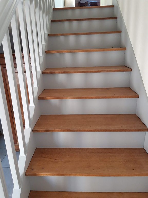 Escalier en bois repeint en blanc à Sainte-Luce-sur-Loire — marches poncées et vitrifiées