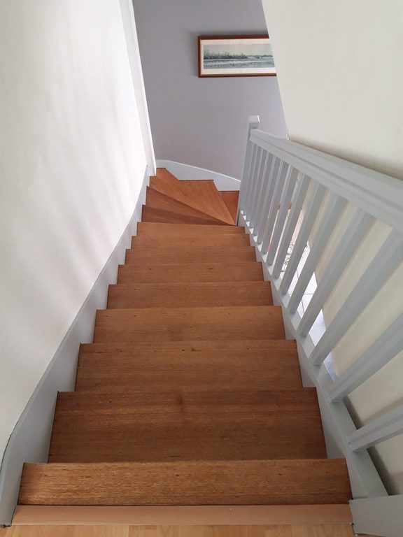 Escalier — marches blanches et contremarches bois