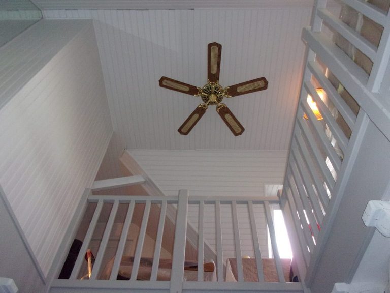Lambris de combles repeint en blanc à Thouaré-sur-Loire — ventilateur de plafond et garde-corps