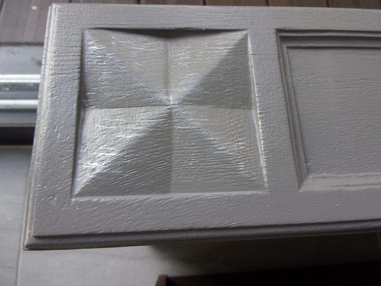 Détail effet brossé aluminium sur moulure — Blanch'ART