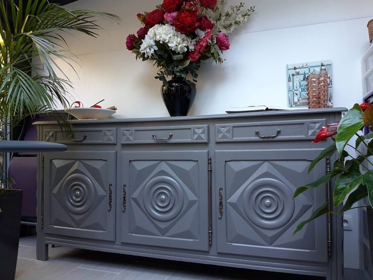 Buffet bas repeint en gris, en situation dans la salle à manger