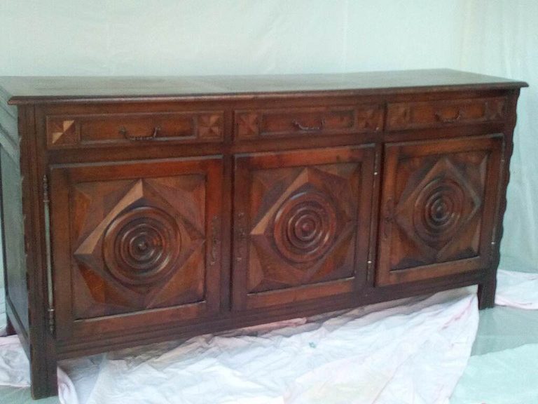 Buffet breton en chêne foncé avant relooking, trois panneaux sculptés