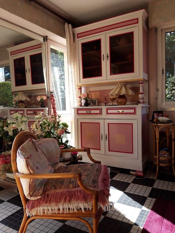 Buffet haut relooké en blanc, rose et fuchsia à Sainte-Luce-sur-Loire, dans son salon