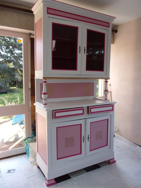 Buffet haut vu de face, filets fuchsia soulignant les panneaux