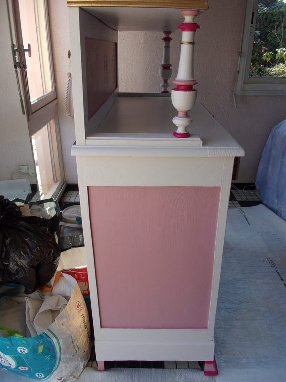 Buffet en cours d'installation, panneaux rose et blanc