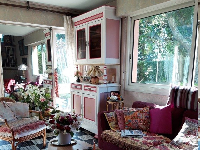 Buffet installé dans la pièce de vie aux tons roses