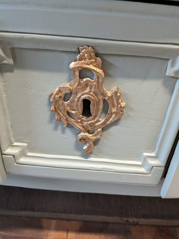 Buffet ancien — détail entrée de serrure dorée