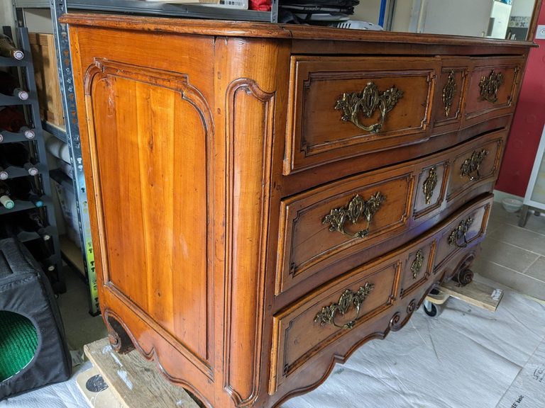Le buffet d'angle dans l'atelier, avant décapage