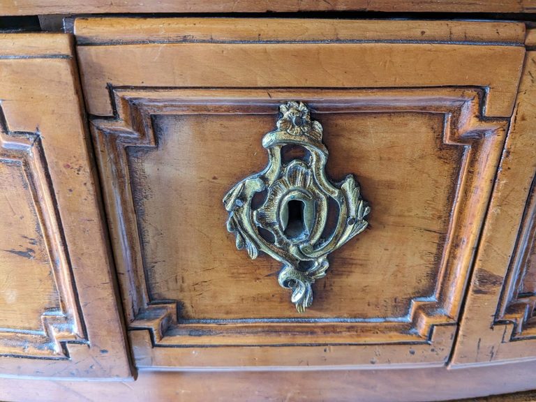 Détail d'une entrée de serrure en bronze, avant relooking