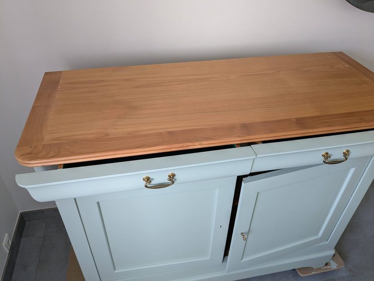Buffet Louis-Philippe relooké pour des clients nantais — corps gris vert, plateau en merisier vitrifié