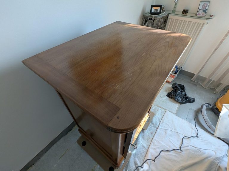 Avant relooking : plateau en merisier avant ponçage