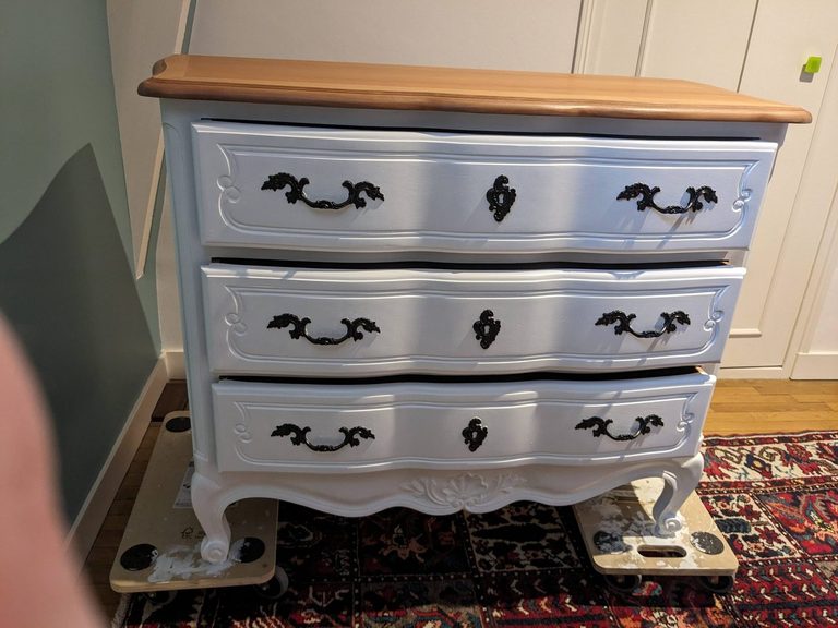 Commode Louis XV repeinte en blanc, plateau en bois clair conservé