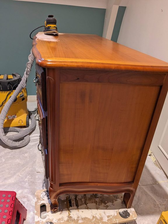 La commode vue de côté avant travaux, plateau décapé
