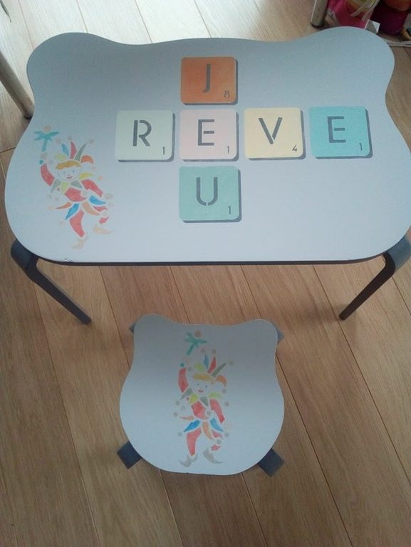 Table et tabouret d'enfant bleu ciel, lettres de Scrabble « JE RÊVE » sur le plateau