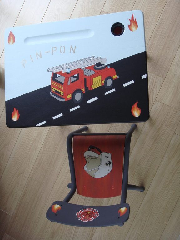 L'ensemble bureau et chaise sur le thème des pompiers, vu de dessus
