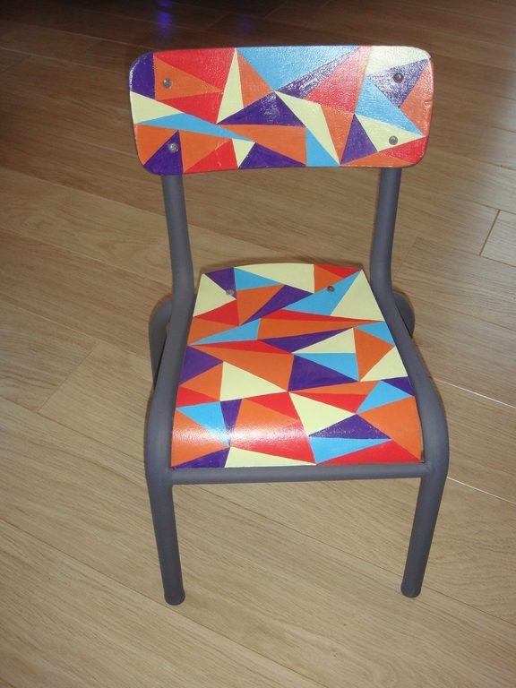 Chaise d'enfant relookée, assise et dossier à triangles multicolores