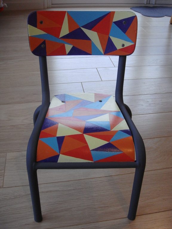 Vue plongeante sur l'assise de la chaise à motifs géométriques