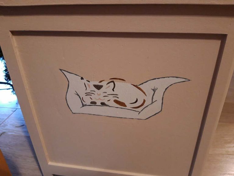 Couvercle du coffre à jouets : chat endormi peint au pochoir