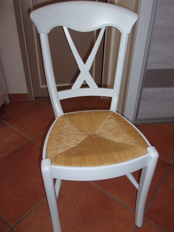Chaise à dossier croisé repeinte en blanc, assise paillée conservée