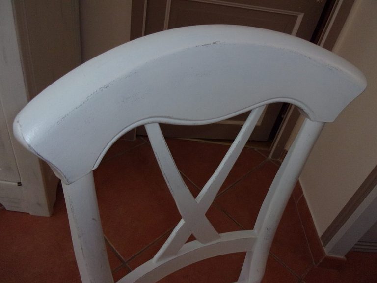 Dossier de chaise repeint en blanc, croisillon en évidence