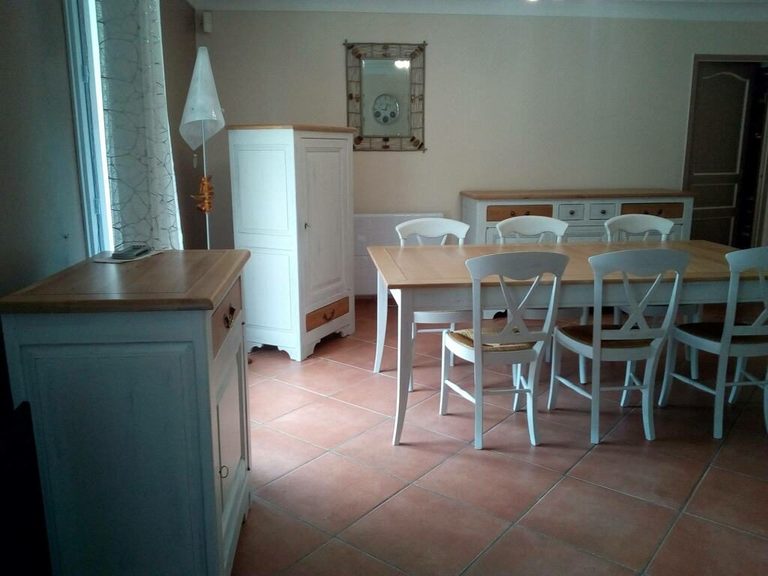 Salle à manger en merisier relookée en blanc patiné à Carquefou — buffet, table et chaises