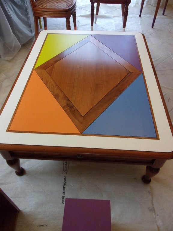 Table basse à plateau géométrique orange, violet et vert anis