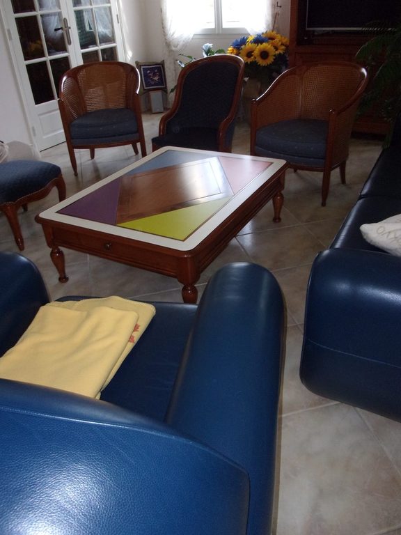 Table basse colorée devant le canapé bleu