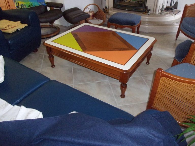 Salon avec table basse multicolore et fauteuils cannés