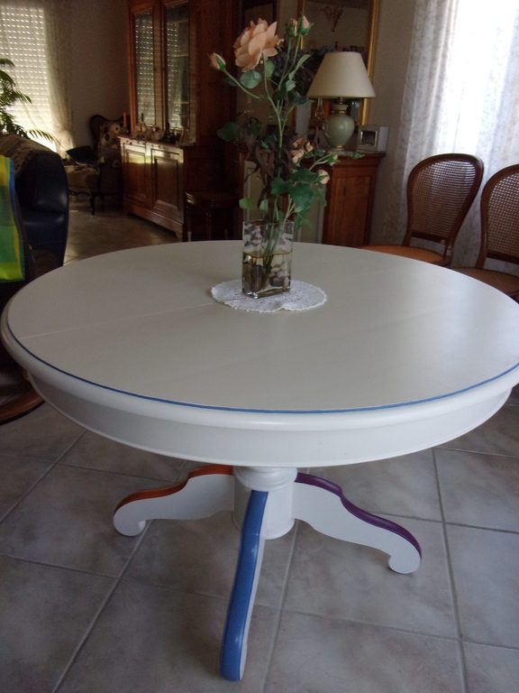 Table ronde et bouquet dans la salle à manger relookée