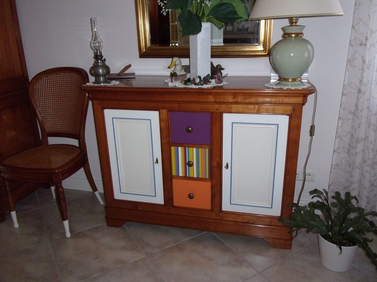 Salle à manger et salon relookés en multicolore aux Sorinières — buffet à panneaux colorés