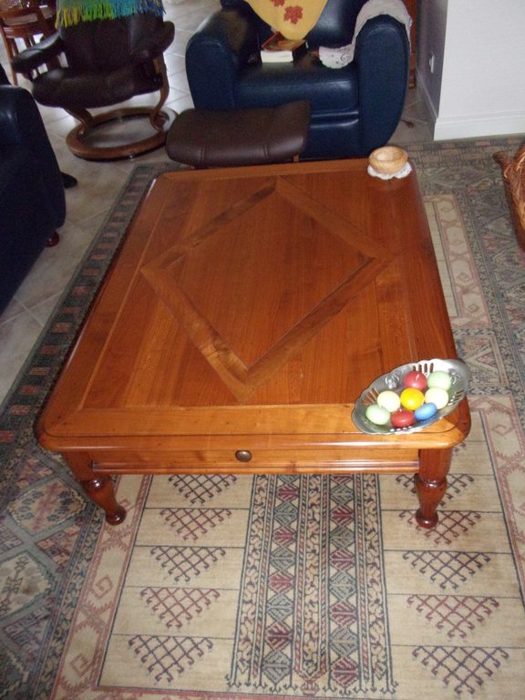 Avant relooking : table basse en merisier à plateau losange
