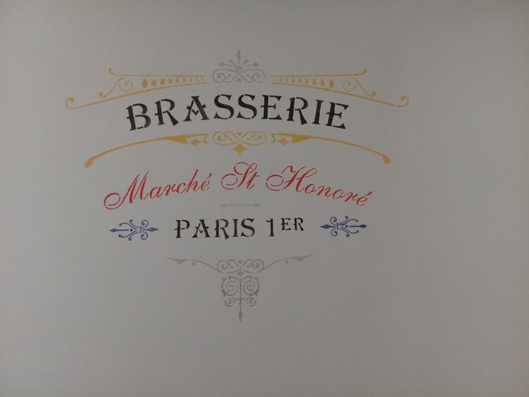 Gros plan pochoir Brasserie Marché St Honoré Paris 1er