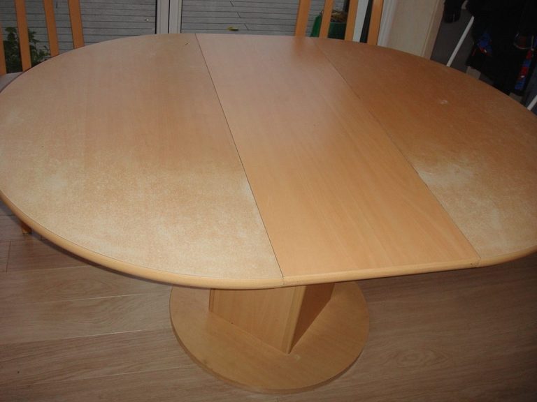 Table ronde en hêtre clair avant relooking, plateau vu de dessus