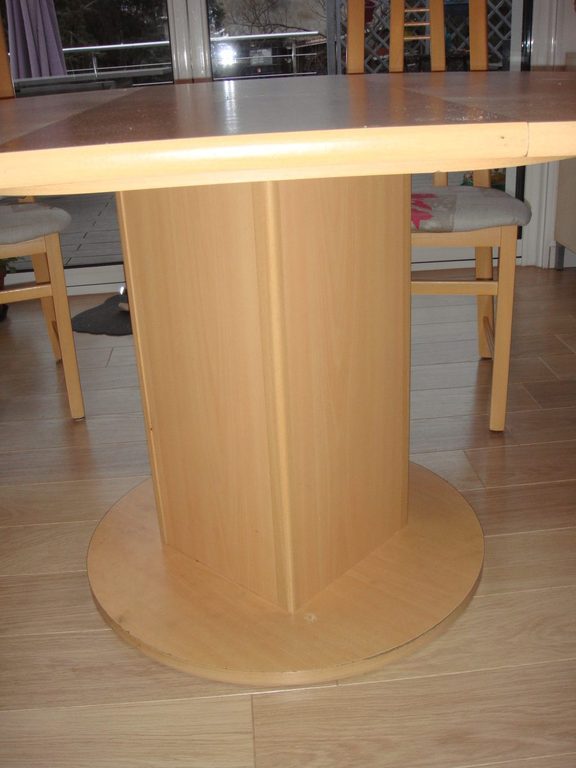 Pied central cylindrique de la table avant relooking