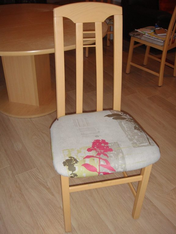 Chaise en bois clair à assise fleurie, avant relooking