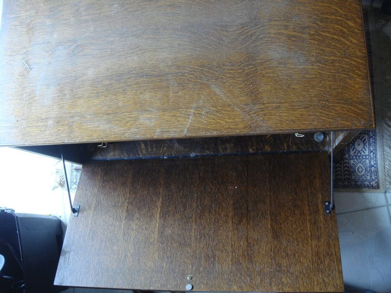 Plateau du meuble bar en chêne foncé, tablette sortie avant relooking