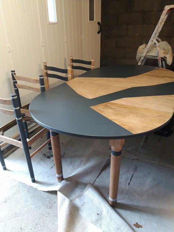 Plateau de table vu de côté, contraste du gris et du chêne poncé