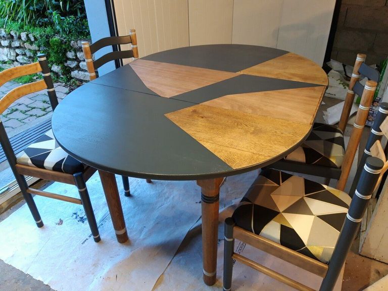 Table et chaises relookées sur mesure à Sainte-Luce-sur-Loire — plateau gris ardoise à motif bois